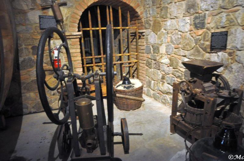 Castello Di Amorosa: винодельческое оборудование в подвале из камня